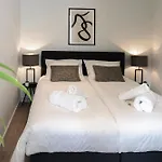 Private Design W Garden & Parking 펜션 에인트호번