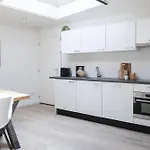 Private Design W Garden & Parking