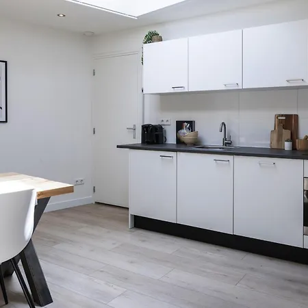 Private Design W Garden & Parking