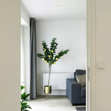 Private Design W Garden & Parking *