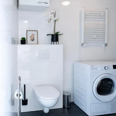 Private Design W Garden & Parking *