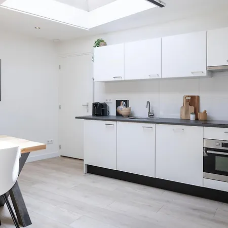 Private Design W Garden & Parking