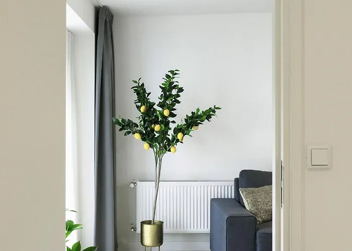 Private Design W Garden & Parking *