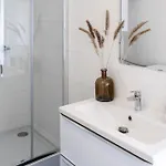 Private Design W Garden & Parking Holiday home