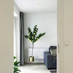 Private Design W Garden & Parking *
