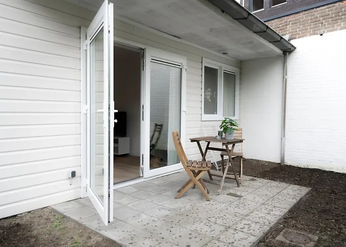 Private Design W Garden & Parking *