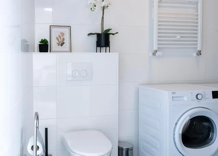 Private Design W Garden & Parking *